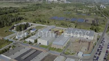 鸟瞰公园生产厂房.. 制造区域在现场无人机视野。 现代科技高空俯视图